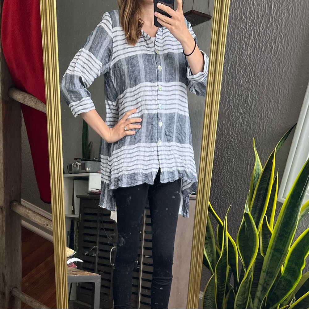 [Habitat] Gray and White Linen Button Down- Size small